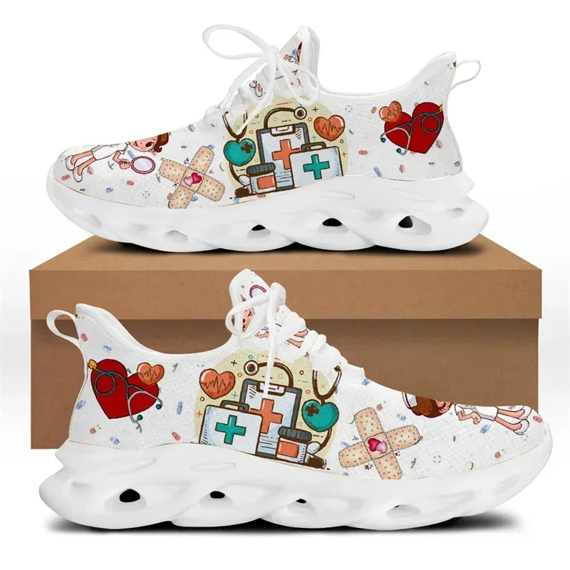 White Sneaker Care Kit - 女性用ホワイトナースシューズ、キュートな漫画柄ナーススニーカー、ブランドデザイン、医師用医療プリント、軽量レースアップフラットシューズ、ザパトス