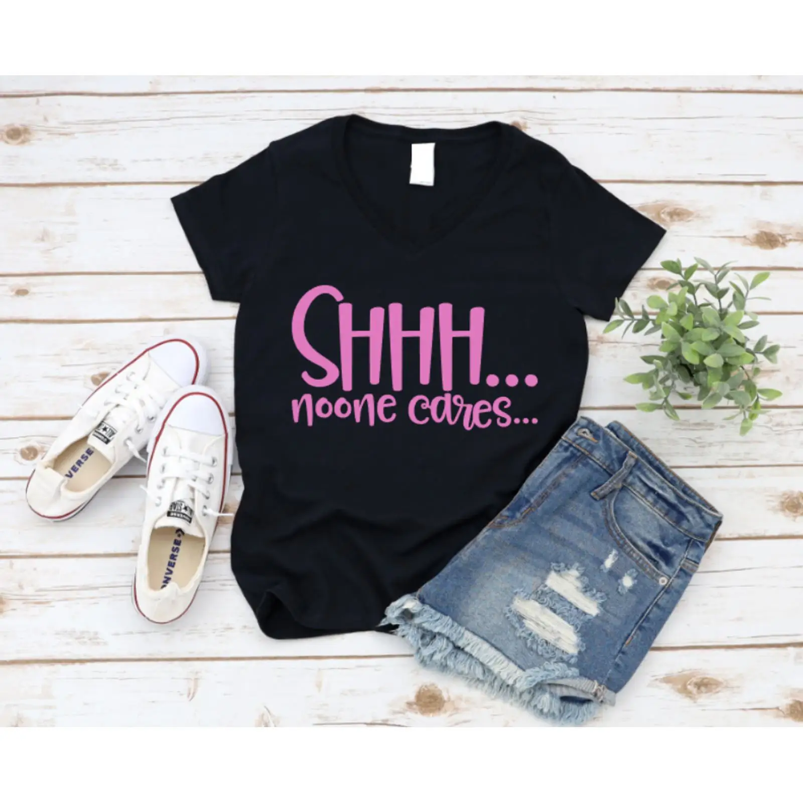 黒のTシャツにピンクの文字「SHHH noone cares - On Sneaker Care のレビューと価格
