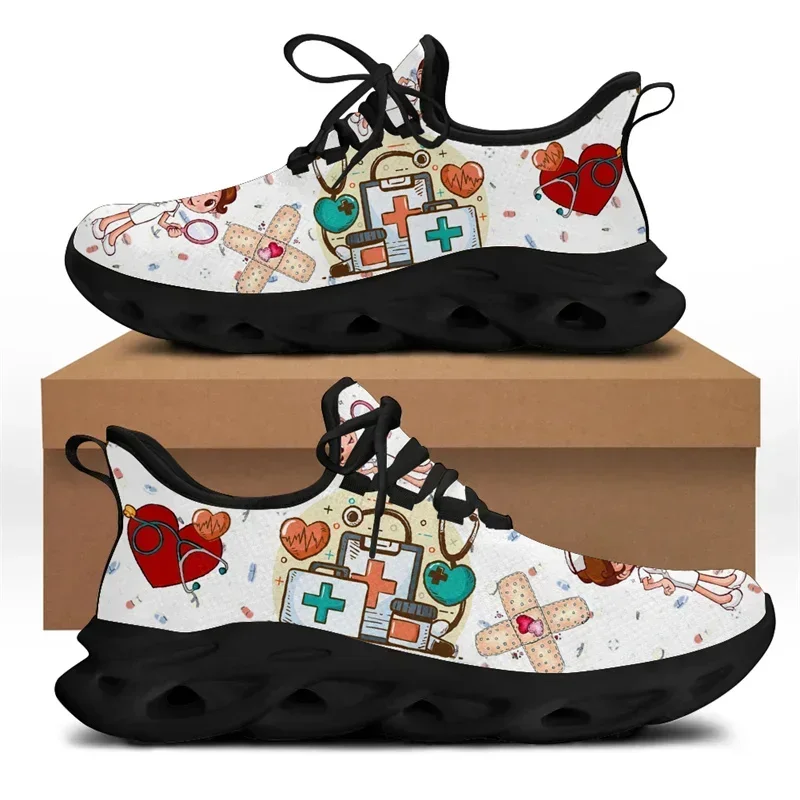 女性用ホワイトナースシューズ、キュートな漫画柄ナーススニーカ - White Sneaker Care Kit のレビューと価格